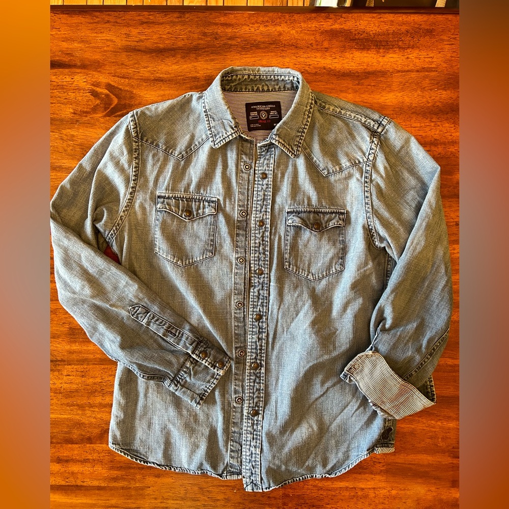 American Eagle denim button down size M